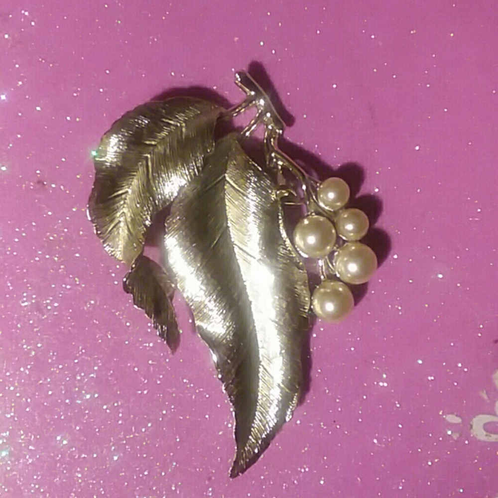 Sarah Coventry Silver Pearl Brooch.